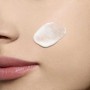 Успокаивающая молочная эссенция для лица Clarins Bright Plus Dark Spot-Targeting Milky Essence, 200 мл